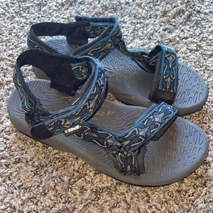 Kids teva sandals size 5